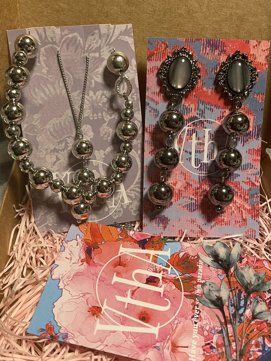 VthA様の「ブレイクフリー」と「バブル」届きました❣️
シルバーのパールビスチェに合わせるアクセサリーを探していたらVthA様の新作にとても合いそうな作品があったので購入しました🥰 毎回添えて下さるお花も違くて素敵❁⃘*.ﾟ
VthA様とは運命を感じることが多くて嬉しいです❤︎