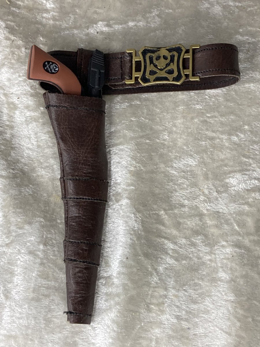 この前の戦士の銃用にホルスターを作ってみました。
先週の祭日に作り始めたのですが、今日完成出来ました。
芳佳ちゃん、合皮で作ったけど、まあまあ良いよね。