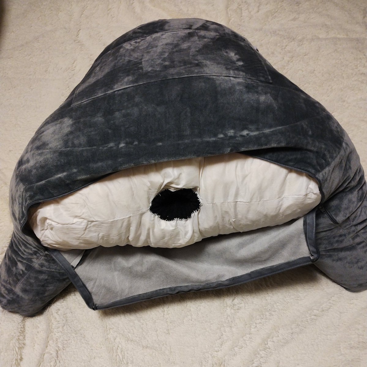 SensitiveA_us's tweet photo. 転生クッションはラブドールの夢を見るか？

つかわないクッションをリサイクルショップに持っていったら使用済みは買取不可なんだと
元々リサイクルショップで買ったんだけど…

どうせ捨てるので
戯れにオプションパーツを付けてみた

使い方はお父さんに聞いてみよう

#オナホ #ラブドール #sexdoll https://t.co/CoQPcVXvI9