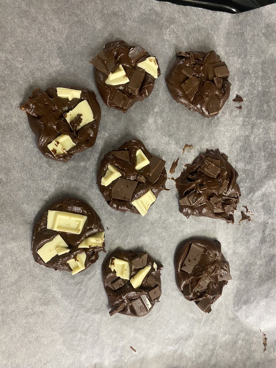 kaaaaaznya's tweet photo. チョコチャンククッキー🍪（1枚目は理想） https://t.co/YdPofr9asi