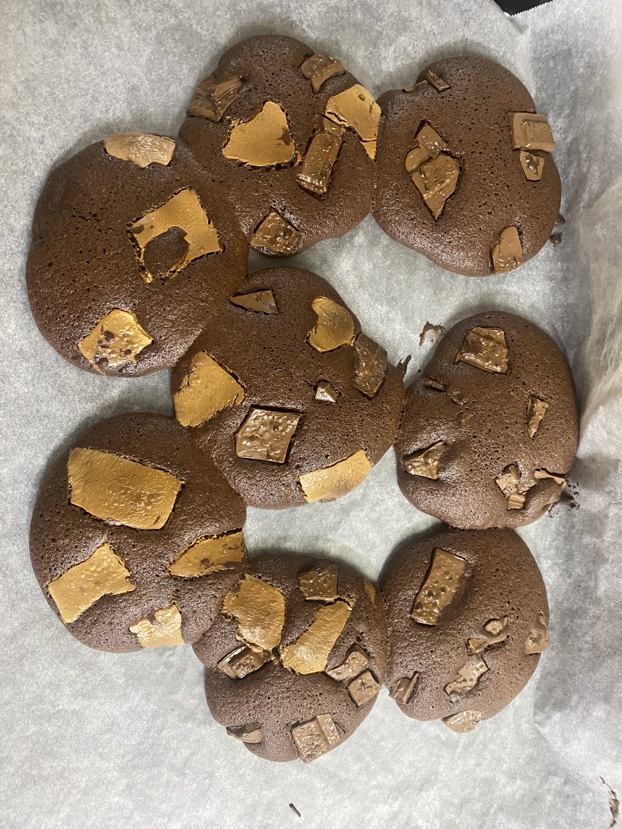 kaaaaaznya's tweet photo. チョコチャンククッキー🍪（1枚目は理想） https://t.co/YdPofr9asi