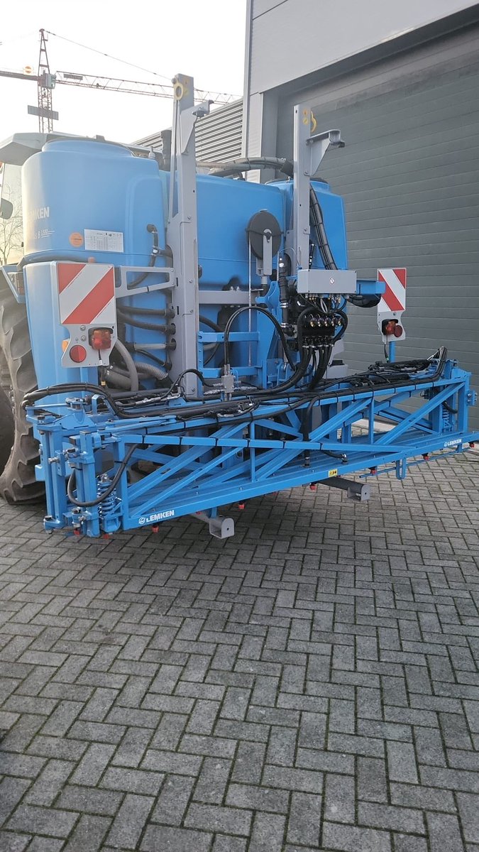 Dit wordt echt passen en meten tijdens de voorbereiding voor n #Wingssprayer op deze Lemken spuit van 15 meter