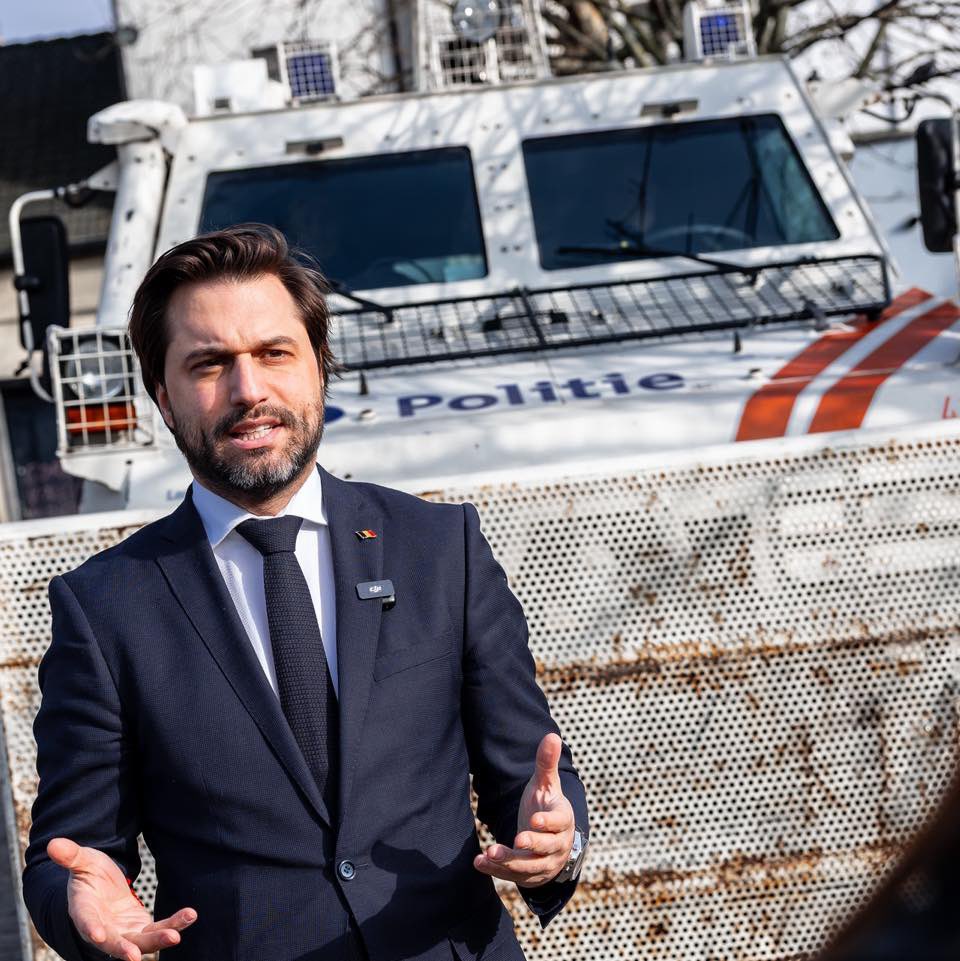 GLBouchez's tweet image. 🔫 Pendant plus de 20 ans, la gauche a tout autorisé à #Bruxelles faisant de cette région un haut lieu de criminalité, avec des quartiers ressemblant au Bronx des temps modernes.
🧼 Raison pour laquelle, j’ai personnellement insisté et obtenu un « plan de nettoyage de Bruxelles…