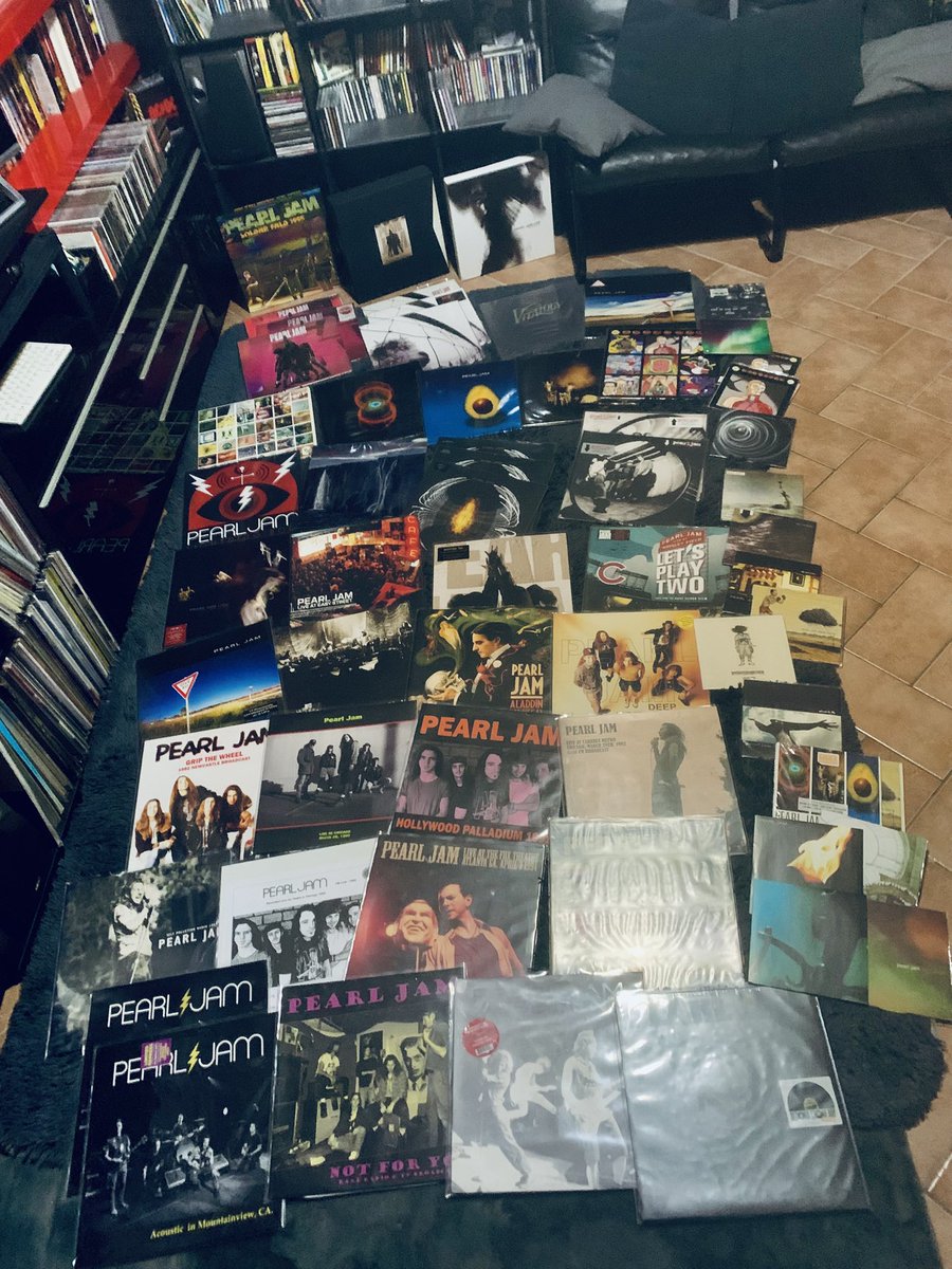 La mia collezione dei #PearlJam.
Ho messo solo i vinili ( ho dimenticato qualche picture disc fuori ) .
Buona domenica a tutti e lunga vita ai nostri <a href="/PearlJam/">Pearl Jam</a> ❤️🤘🔥