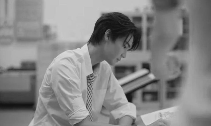 memourandum's tweet image. dewtee promt au;

Tan Kamal (Tee) terpaksa menghadiri acara pertunangan ayahnya hanya demi sosok yang selalu ia amati di balik meja bar—Bocah dengan seragam sekolah yang selalu pesan bergelas-gelas latte tanpa menyentuhnya bahkan sampai jam operasional cafe selesai.