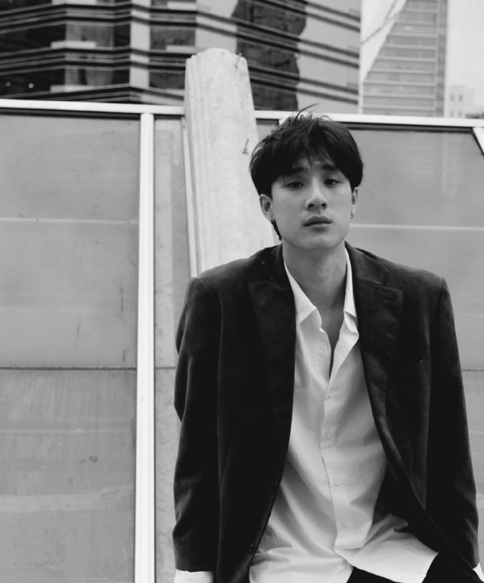 memourandum's tweet image. dewtee promt au;

Tan Kamal (Tee) terpaksa menghadiri acara pertunangan ayahnya hanya demi sosok yang selalu ia amati di balik meja bar—Bocah dengan seragam sekolah yang selalu pesan bergelas-gelas latte tanpa menyentuhnya bahkan sampai jam operasional cafe selesai.