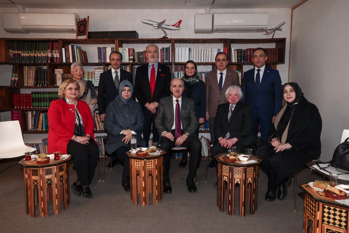 Anadolu kültürünü farklı coğrafyalarda Türkiye dostlarına ulaştıran Yunus Emre Enstitüsünün Tokyo’da bulunan merkezini ziyaret ettik.

Türkçemizi, tarihimizi ve kültür mirasımızı en iyi şekilde tanıtan Yunus Emre çalışanlarına can-ı gönülden teşekkür ediyorum.