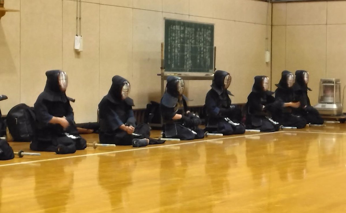 ctrnd6221's tweet photo. 指導者12人
小学1年生の立ち姿 凛々しい。
ハチマキ組ももうすぐ面付けますぞ。 https://t.co/8ZwPJrAfFi
