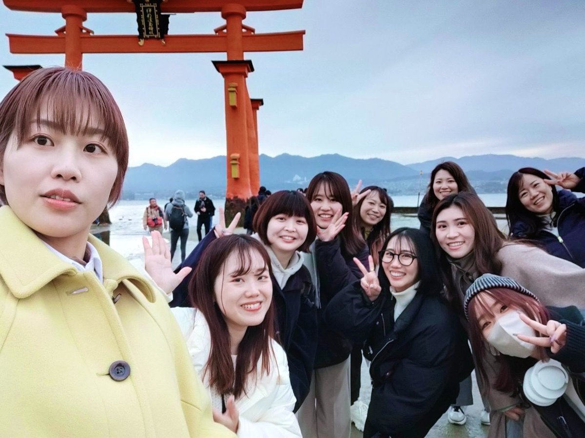 aym39_design's tweet photo. 12期デザインコミュニティ・ #デザメキ のみんなで広島旅行したよ〜〜〜〜〜！！！！！🌟

昨年11月に任期が終わったけど、初めて全員でオフラインで集えて本当に嬉しい＆最高でした⛩️💓
大切な仲間に出会えて幸せです！みんなありがとう✨🫲😭🫱✨
 #シーライクス https://t.co/barggNpTuK