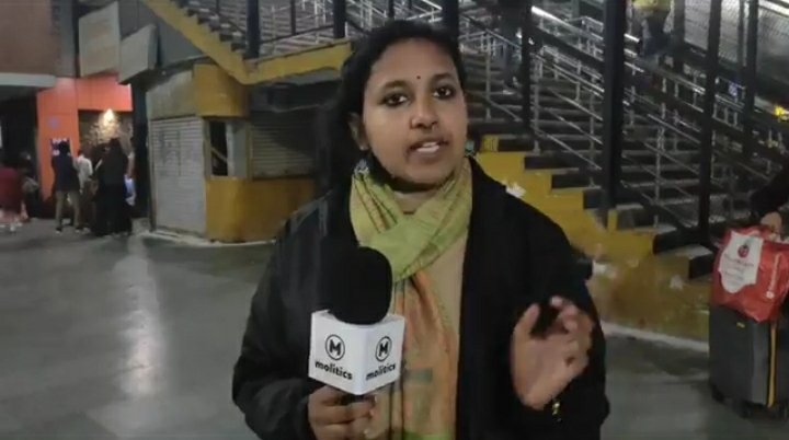 RAILWAY POLICE : क्या नाम है तुम्हारा, यहां क्या शूट कर रही हो, अपना ID कार्ड दिखाओ.

LADY REPORTER 🔥 : जी सर मैं पत्रकार हूँ, घटना को कवर करने आई हूँ.

RAILWAY POLICE : यहां कोई घटना नही हुई है. फ़ोन अपना खोले, पासवर्ड टाईप करो, सब वीडियो डिलीट करो. नही दो जेल में डाल देंगे.