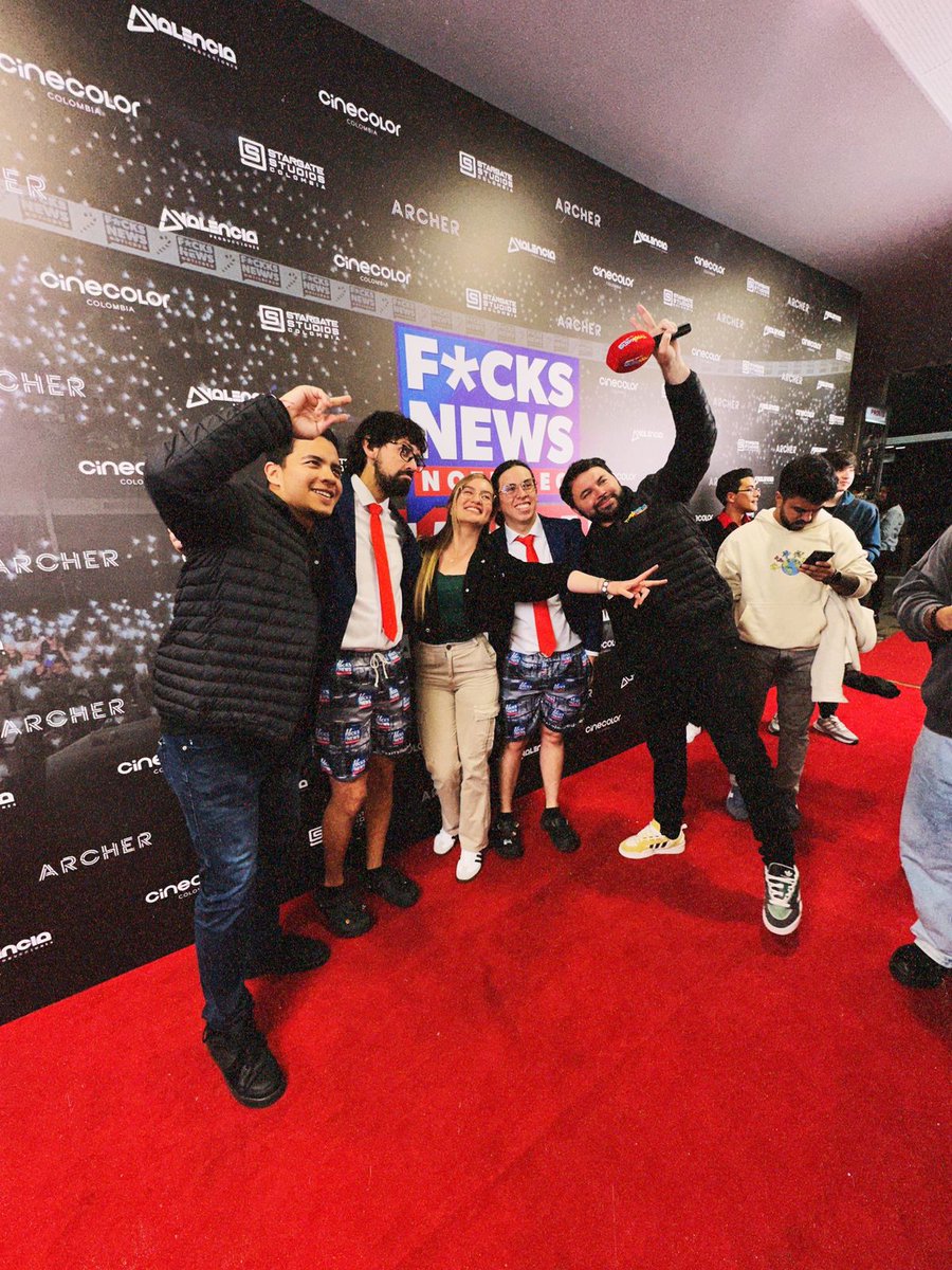 TropiBogota's tweet photo. Con la gente de F*cks News en su nueva película .
@CamiloPMagia #FNews https://t.co/ZKRi2HnfXd