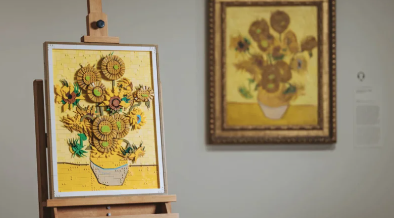 BrickFanatics's tweet image. The designer behind 31215 Vincent van Gogh – Sunflowers has revealed what it took to create a LEGO Art version of the iconic masterpiece.

brickfanatics.com/lego-art-van-g…

#LEGO #LEGOArt #VincentVanGogh