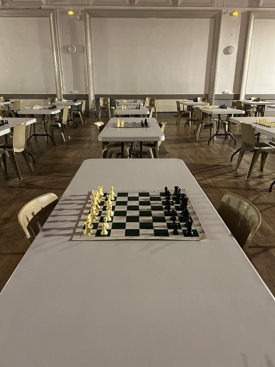 Préparation de la salle des fêtes à <a href="/enghien/">Andrea Bowman</a> la veille du tournoi inter générations. 
Ça se déroule en ce moment même. Allez-y ça vaut le détour, plus de 60 inscrits.
Buvette et remises de prix. 
À suivre…
<a href="/jumbopneus/">Jumbo Pneus</a> <a href="/ffechecs/">Fédération Française des Échecs</a> @_valdoise <a href="/enghientourisme/">Enghien-les-Bains Tourisme</a>