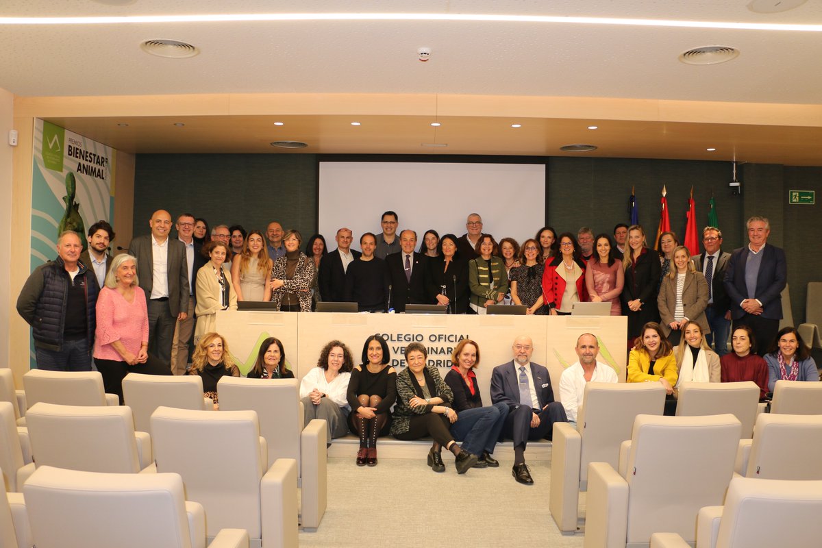 Ayer hemos tenido el inmenso placer de hacer un pequeño homenaje a la trayectoria profesional de @jalbertomontoya, por todo lo caminado junto a él. Catedrático de Veterinaria de la Universidad de Las Palmas de Gran Canaria, amigo y compañero de fatiga.