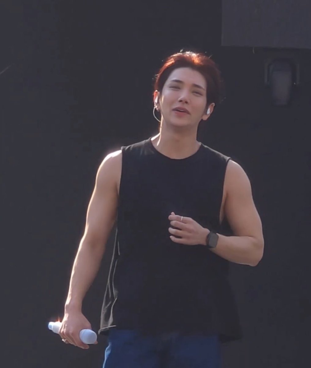 alexalbonlvr's tweet photo. joshua for svt rh bkk

"sir, I will bring             "your daughter
your daughter                     calls me
home by 6 pm"                 daddy too"

day 1                                  day 2 https://t.co/MS6TEQ0tFN