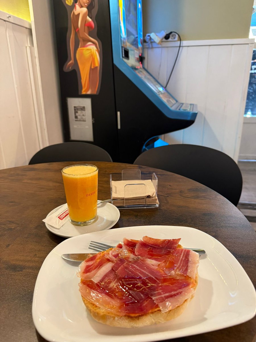 Jimbo4xL's tweet photo. buenos dias sobrinos, tostadica jamon&amp;mate + zumo ranja y la perla del caribe de fondo pidiendome a gritos el cambio, amos con el domingo https://t.co/rGz7MqZdg0