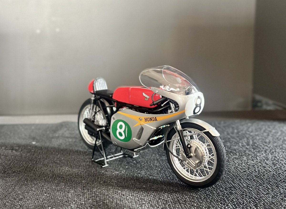 koi_koi_koikun's tweet photo. なんか久しぶり。HONDA RC166
完成しました。少しプラモのモチベが下降気味でボチボチの製作になってます。とにかくホイールとエッチングの接着が難でしたね。今までとは少し系統が違うので新鮮でした。なんかオシャレです。
#RC166
#タミヤ https://t.co/eKLjL4CBH6