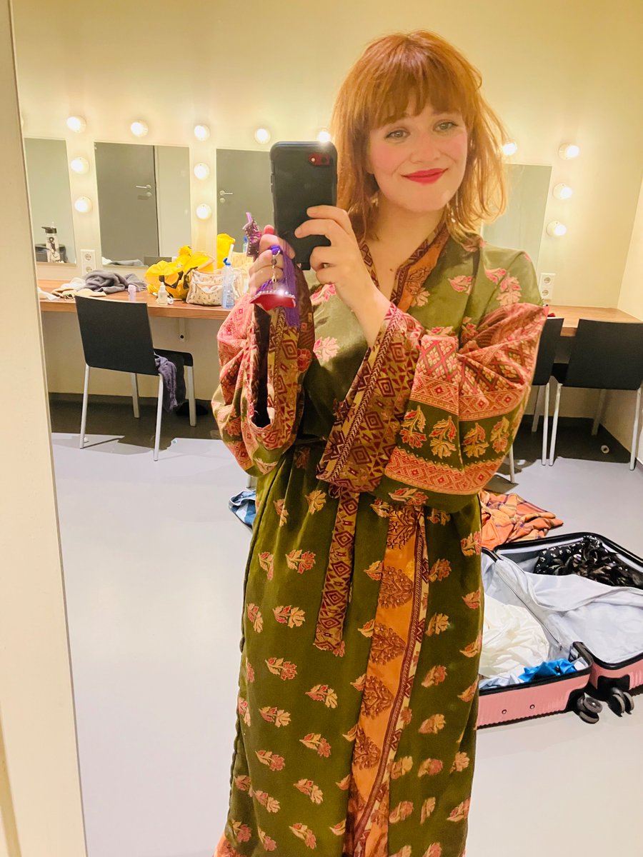 Dit weekend sta ik in de Volkskrant in de rubriek Weekendwijsheid. ✨
Ter begeleiding een foto van de kamerjas in een rommelige kleedkamer 😎✨