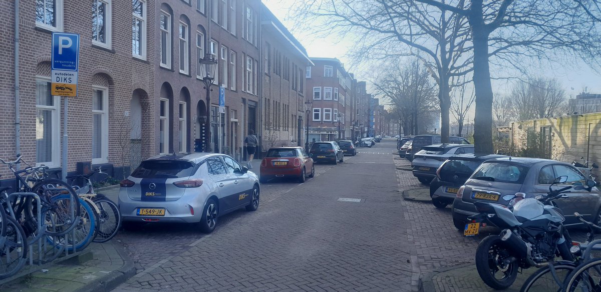 De tweede laadpaal op de Ruysdaelkade is aangelegd, in de Cornelis Troostbuurt.
Binnenkort staat hier ook een elektrische auto.