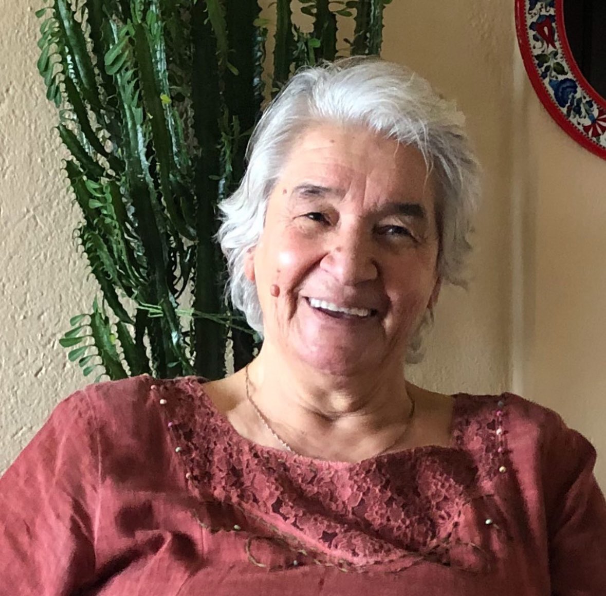melihaltinok's tweet photo. Annenin ölümü

Annemin bir süredir CRP değeri yükseliyor, sonra hastanede müdahaleyle düşürülüyordu.

Sonuncusunda 18 gün hastanede kaldı. Kan nakli, yoğun ve ağır antibiyotikler işe yaramadı. Çok yoruldu, bitap düştü. Hekimler şüphelendikleri tanı için kemik iliği biyopsisi ve PET taraması gerektiğini söylediler. Annem kabul etmedi.

"Beni buradan çıkar. Durumun farkındayım. Hastane odalarında, yoğun bakımda kalmak istemiyorum. Allah'ın dediği olur. Evime gitmek istiyorum" dedi.

Hayattaki rehberim olan annemin sözü benim için emirdir; tabii ki dediğini yaptım. Tıpkı hekimlerin, tıp otoritelerinin televizyonlarda, "Aşı olmayan vatan hainlerine yaşama hakkı tanımayacağız" diye arsızca parmak salladığı pandemi başladığında arayıp "Büyük bir oyun oynuyorlar oğlum, inanma. Kimseyi dinleme, aşı da olma" nasihatine uyup çevremi, sağcısıyla solcusuyla 32 kısım tekmili birden medyayı karşıma aldığım gibi.

Hastaneden çıktıktan sonra 5 gün evde kalan annem geçen pazar günü, kardeşlerimle birlikte yastığını düzeltirken kollarımızda huzur içinde gözlerini kapadı. Öyle ki son nefesini verdiğini hissetmedik bile.

İnsan gerçekten yaşadığı gibi ölüyormuş. Soğukkanlılığını yitirdiğine, panik yaptığına, modaya uyduğuna, aklına yatmayanı yaptığına tek bir kez bile şahit olmadığım Türkan Altınok da sakin bir şekilde, son anlarında bile bizlere yük olmamaya çalışarak dimdik hayata gözlerini yumdu.

Vasiyeti üzerine "ortalığı velveleye vermeden" kaldırdığımız cenazesini, 45 yıl önce kaybettiği sevgilisinin, babam Ali Altınok'un üstüne defnettik.

İnsanın bu hayatta kendisini koşulsuz seven tek canlı olan annesini kaybetmesi elbette derin bir yalnızlık hissi yaratıyor. Anne diyerek kimliksizleştirdiğin, kendinle adeta bir bütün olarak hissettiğin canlının, "diğerleri gibi" başka bir insan olduğunu anlıyorsun. Adını hatırlıyorsun, başka ilişkileri olduğunu akıl ediyorsun.

İşte bu saatten sonra anne-çocuk ilişkisi dışında bir diyalog başlıyor aranızda. Aklında kalan sözlerinin, davranışlarının, tavırlarının başka anlamlarını keşfediyorsun. Senin de anneni aslında koşulsuz sevdiğini, dolayısıyla iki insan arasında bu boyutta bir sevginin pekâlâ mümkün olduğunu anlıyorsun. Ölümün son olmadığını, kimsenin bir yere gitmediğini de...

Bu dünyadaki ömrümün sonuna kadar annemle beraberim. Sonrası, Allah cömerttir. (SABAH)