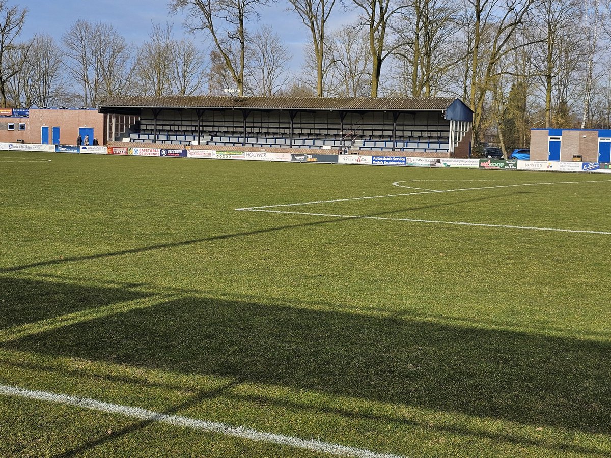 Stukje stadionporno op de zondagochtend. Zomaar ineens oog in oog met de wondermooie tribune van <a href="/SCVarsseveld/">Sportclub Varsseveld</a>. Een mens komt nog eens ergens voor zijn werk.