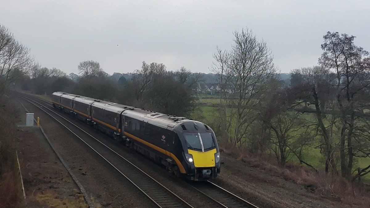 susan_comerie's tweet photo. The reason I was dragged out again today was to see this beauty @GC_Rail 180105 pass our favourite footbridge at #Duffield it was so lovely to see our favourite Class on this line ๐ค๐งก๐ & nice too of my baby bro to take us to see it & patiently wait for us ๐ฅฐ https://t.co/WnXds4IiwH