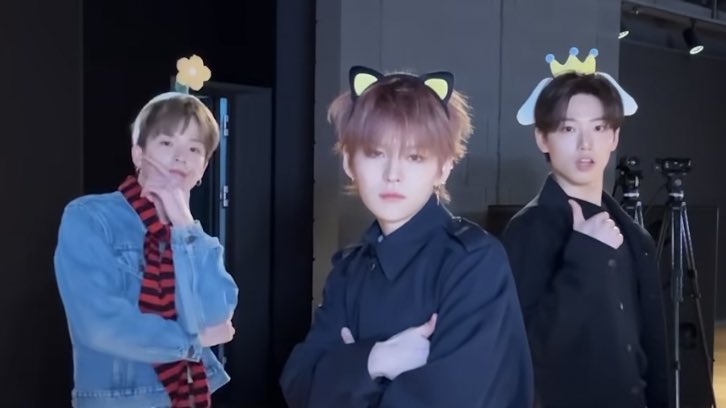HYUNH4YI's tweet photo. they weren’t kidding about these as promotion cos this couldn’t get any more obvious for their “yellow” title track 😭 https://t.co/scOoDBjjWH