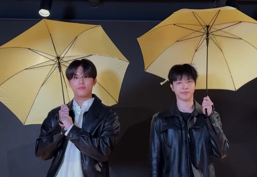 HYUNH4YI's tweet photo. they weren’t kidding about these as promotion cos this couldn’t get any more obvious for their “yellow” title track 😭 https://t.co/scOoDBjjWH