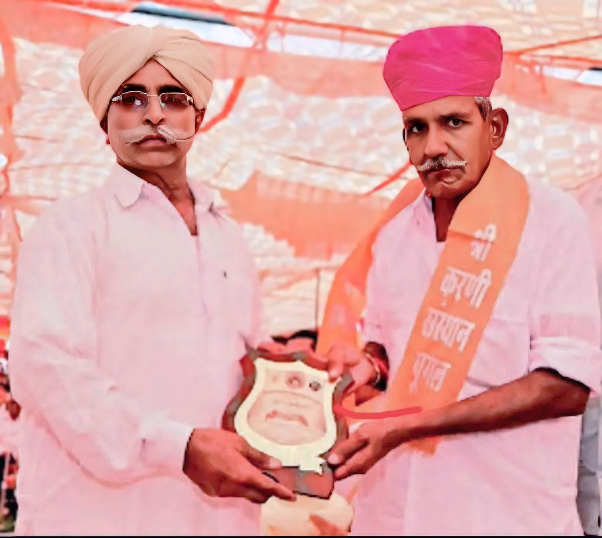 skcsspoogal's tweet photo. सम्माननीय समाजसेवी भामाशाह श्रीमान गुमानदानजी बीठू, मेघासर, नोखा, बीकानेर की ओर से श्री करणी चारण सेवा संस्थान पूगल को विकास कार्यों के निमित्त 51,000 रुपए की सहयोग राशि भेंट करने पर हार्दिक आभार। मातेश्वरी करणीजी महाराज आपके सुयश में सदैव अभिवृद्धि करे। अनंत शुभकामनाएं सा। https://t.co/AznubvTUiF