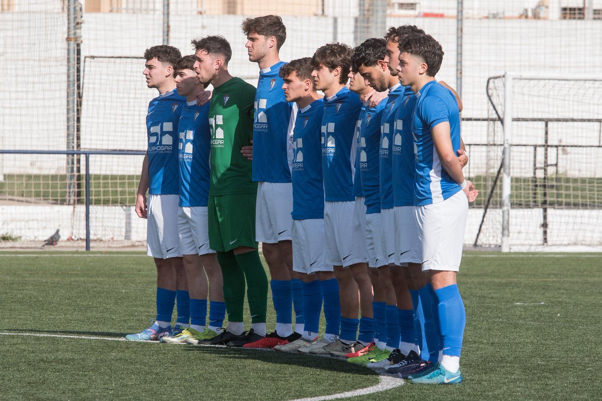 Fuerza, Jaime. 

Emotivo minuto de silencio en memoria de José Luis Bugatto, padre de nuestro míster. 

#SanFernandoB