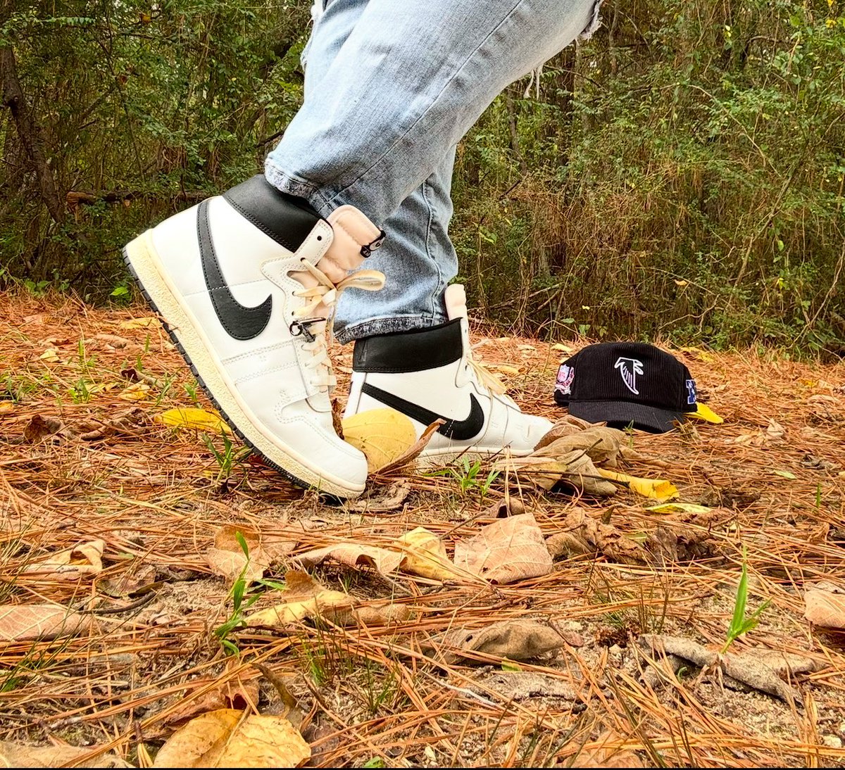 NIwiththekicks's tweet image. Day 16- Heads Up 

Pairing @KITH x @AtlantaFalcons hitch SnapBack with AMM Airships ❤️🖤

#BHMKOTD25 #bhmkotd @JerLisa_Nicole