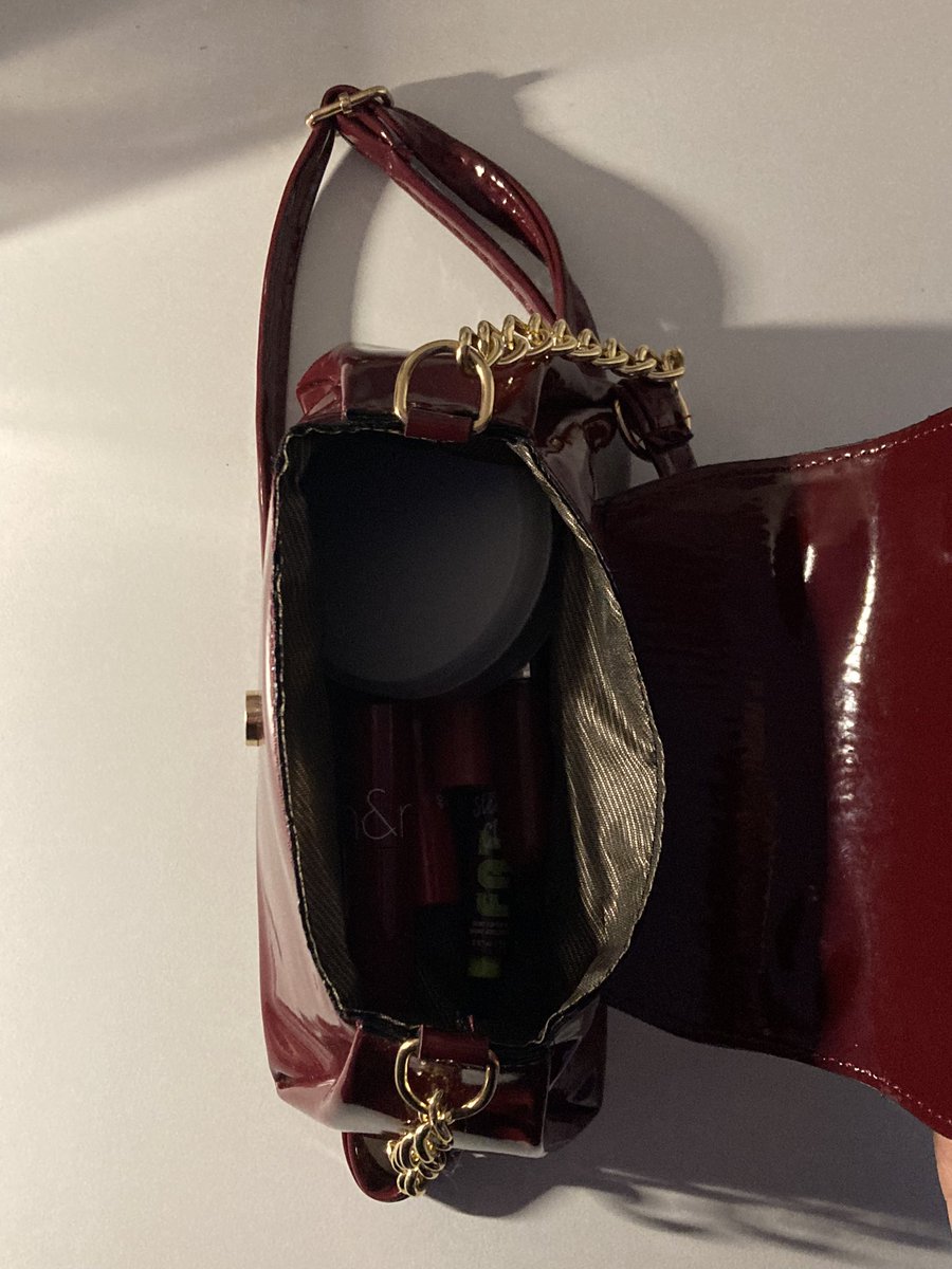 youseireii's tweet photo. – what’s in my bag: but only glosses and foundation https://t.co/PsZPxwnBr3