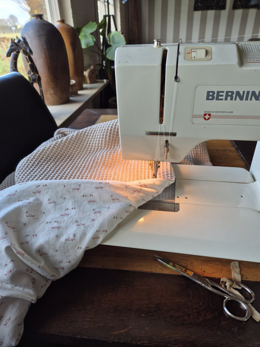 melkgeiten's tweet image. M'n oude Bernina maar weer van stal gehaald 
Dekens maken voor het oude ledikant, kunnen kleinkinderen komen logeren. Als Siem maar niet de hele nacht schaapjes gaat tellen....😉
#omavanSiem #naaimachine
