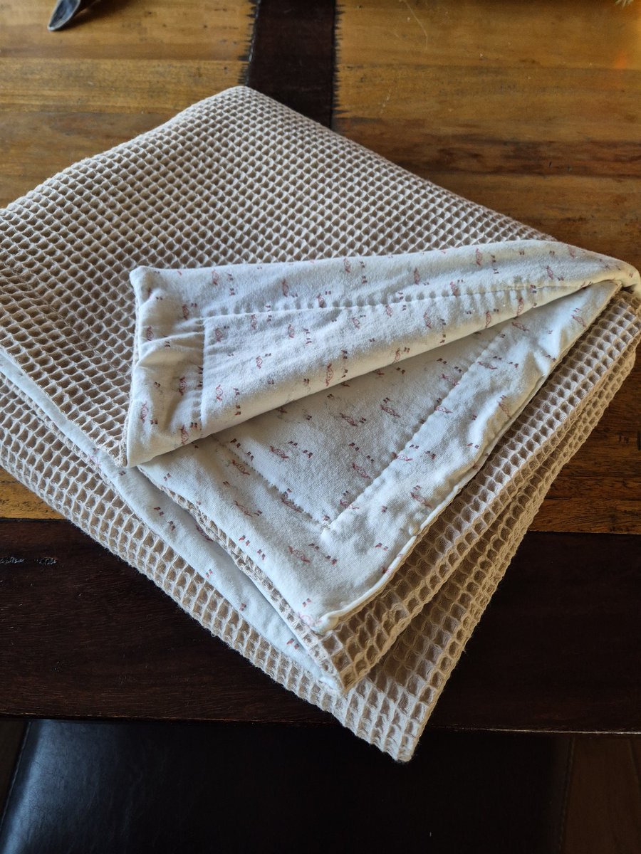 melkgeiten's tweet image. M'n oude Bernina maar weer van stal gehaald 
Dekens maken voor het oude ledikant, kunnen kleinkinderen komen logeren. Als Siem maar niet de hele nacht schaapjes gaat tellen....😉
#omavanSiem #naaimachine