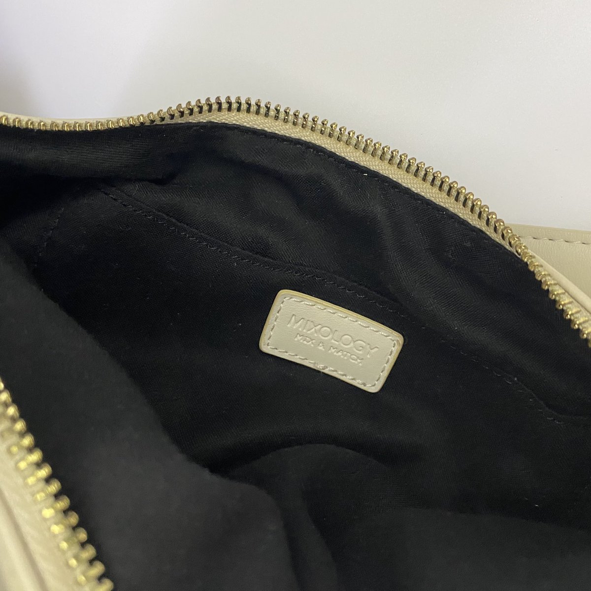 กระเป๋า Mixology มือ 2

Price : 300฿
น้องมีร่องรอยการใช้งาน
ยาแนวมีเหลืองบางจุดเล็กน้อย

สนใจ/สอบถาม สั่งซื้อ dm
ค่าส่ง 40+10
#บับเบิ้ลบลูพร้อมส่ง #ส่งต่อกระเป๋า #กระเป๋ามือสองสภาพดี #ส่งต่อเสื้อผ้ามือสอง #ส่งต่อเสื้อผ้า #กระเป๋าเกาหลี #ส่งต่อกระเป๋ามือสอง #ส่งต่อกระเป๋ามือ2