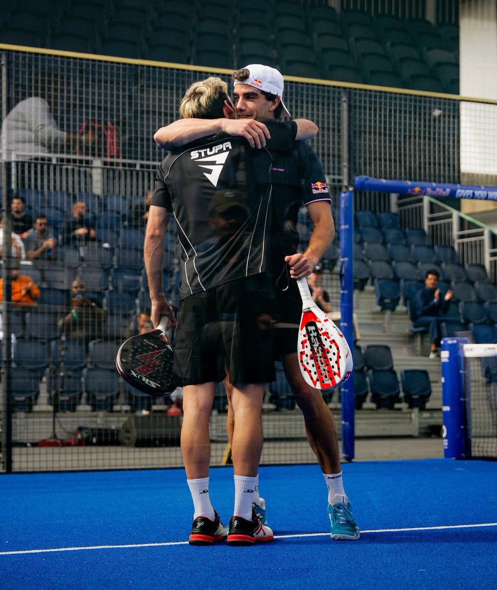 elpadeldehoy's tweet photo. Lebrón y Stupa sobreviven, remontan y ya están en la final tras un 4-6, 6-3 y 7-5 de infarto. 

Supieron aguantar, salvaron dos bolas de partido y apretaron en el momento justo. Primera final juntos, será ante Coello y Tapia. 

👏 Gran torneo de Cardona y Augsburger. Los bombarderos han demostrado que están listos para luchar por todo. Hoy se desinflaron, pero los veremos jugar más domingos.