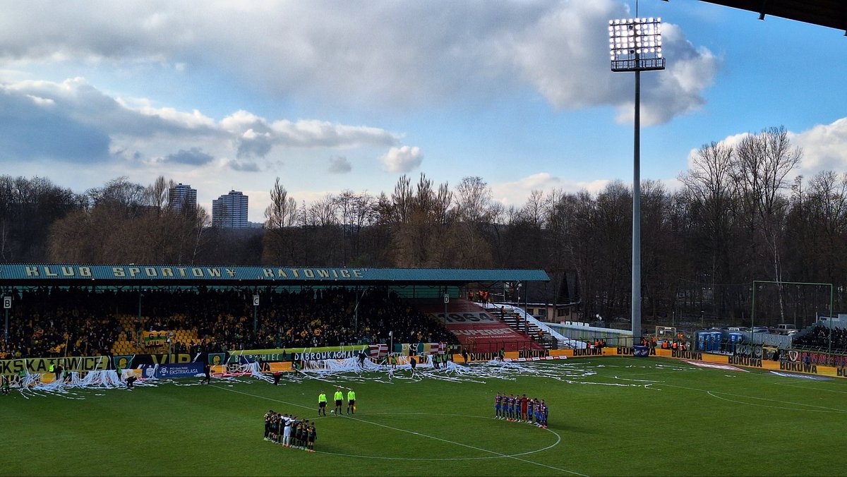 Futbolowamama's tweet photo. Mroźna niedziela na Bukowej ⚽️
💛💚🖤
⛳️ @_Ekstraklasa_
📅 16.02.2025
⏰️ 14:45
🥅 @_GKSKatowice_ 🆚️ @PiastGliwiceSA
⚽️ 0️⃣↔️0️⃣
Feat: @SzpilNa @SuperbetPL
#GKSPIA #GieKSaTwitter #groundhopping #meczyk #football #match #matchday #kibice #bukowa https://t.co/I70mWNT4Uc