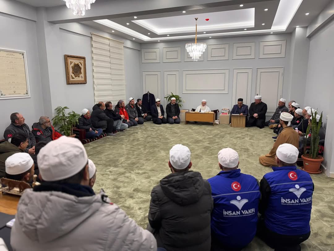 Bursa İnsan Medeniyet Hareketi arama kurtarma ekibi Kahramanmaraş 06 Şubat depreminin yıldönümü münasebetiyle Kahramanmaraşa değişik okullarda öğrencilere yardım ve destek amaçlı geldiler. Üç gün vakfımızda misafir olarak kalan kardeşlerimiz üstadımızı ziyarette bulundular.