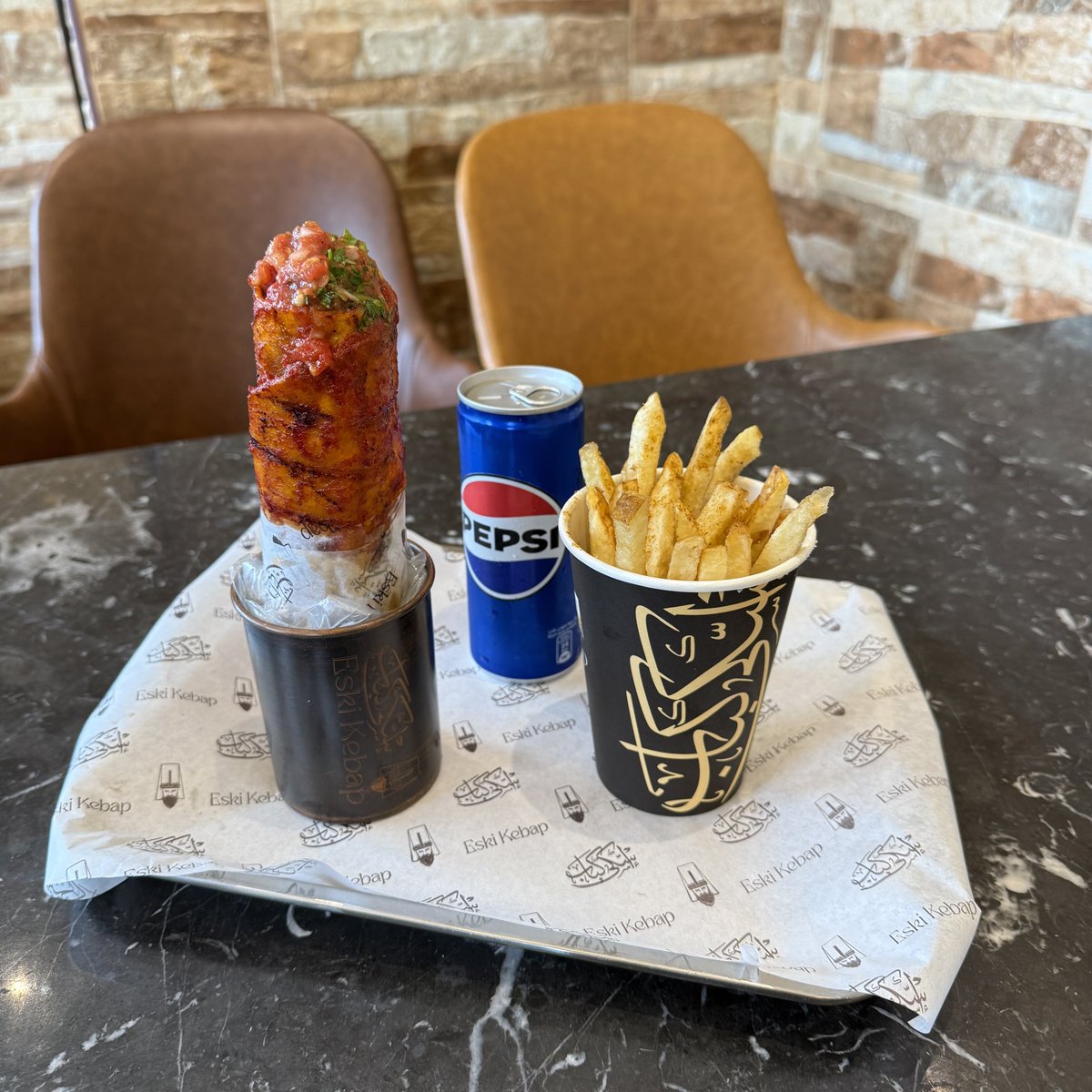 تعرفون الكباب التركي الي مغرق بصلصة الطماطم المشوي مع الثوم والزبدة موجود عند اسكي كباب او شيش ب١٠ريال
-وجديدهم المشويات مع الرز المدخن ب٢٥ ثلاث اسياخ ومعها صوص بطل👌🏽
-بروستد بطل ب١٨ والجديد بالبهارات التركيه وعلى فكره الدجاج مبرد والبهارات خلطتهم هم الي يطحنونها.
-عرض الغداء