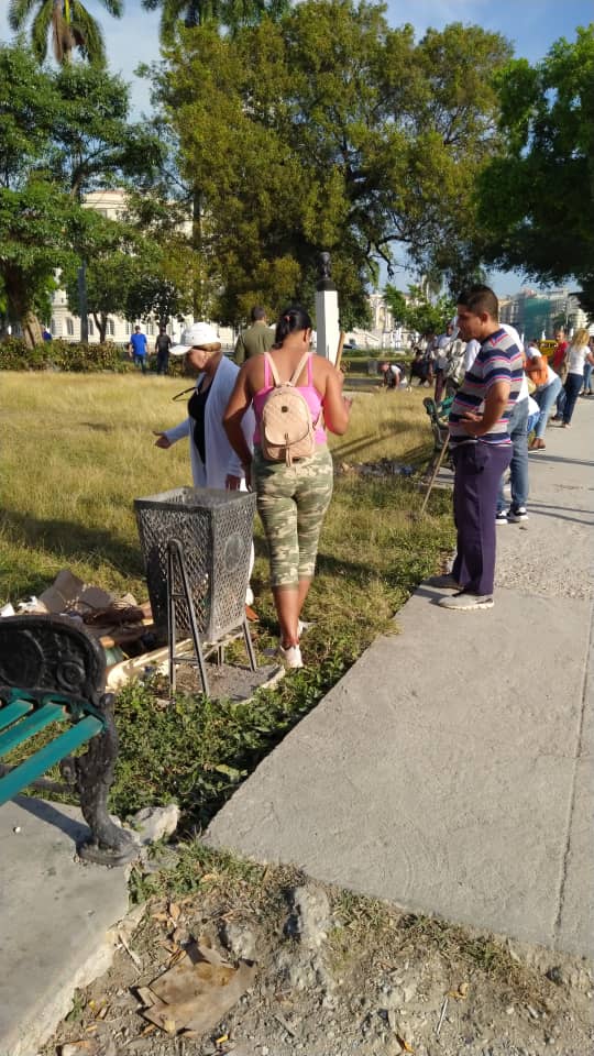 GlezEmerio's tweet photo. Trabajadores del @geiacuba , vinculados al trabajo de limpieza e higiene en la Habana Vieja Habana. @AlbertoLopezcu @minalcuba https://t.co/TrDhvbdHLT