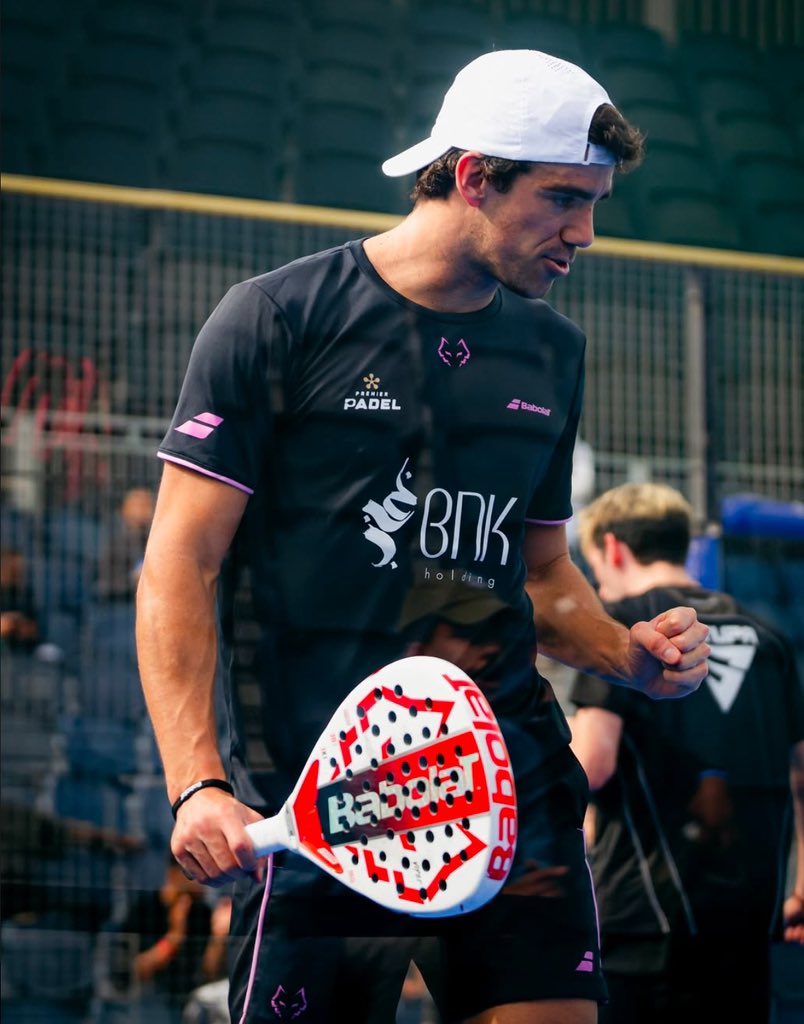 Padel_Break's tweet photo. Dibujó ángulos imposibles, colocó pelotas donde solo los genios pueden hacerlo. Dio un paso adelante cuando el partido pendía de un hilo, se echó al equipo a la espalda y lo ganó, como lo hacen lo que siempre fue: un N1. Qué bueno verte a este nivel, Juan Lebrón. https://t.co/axjtHwo576