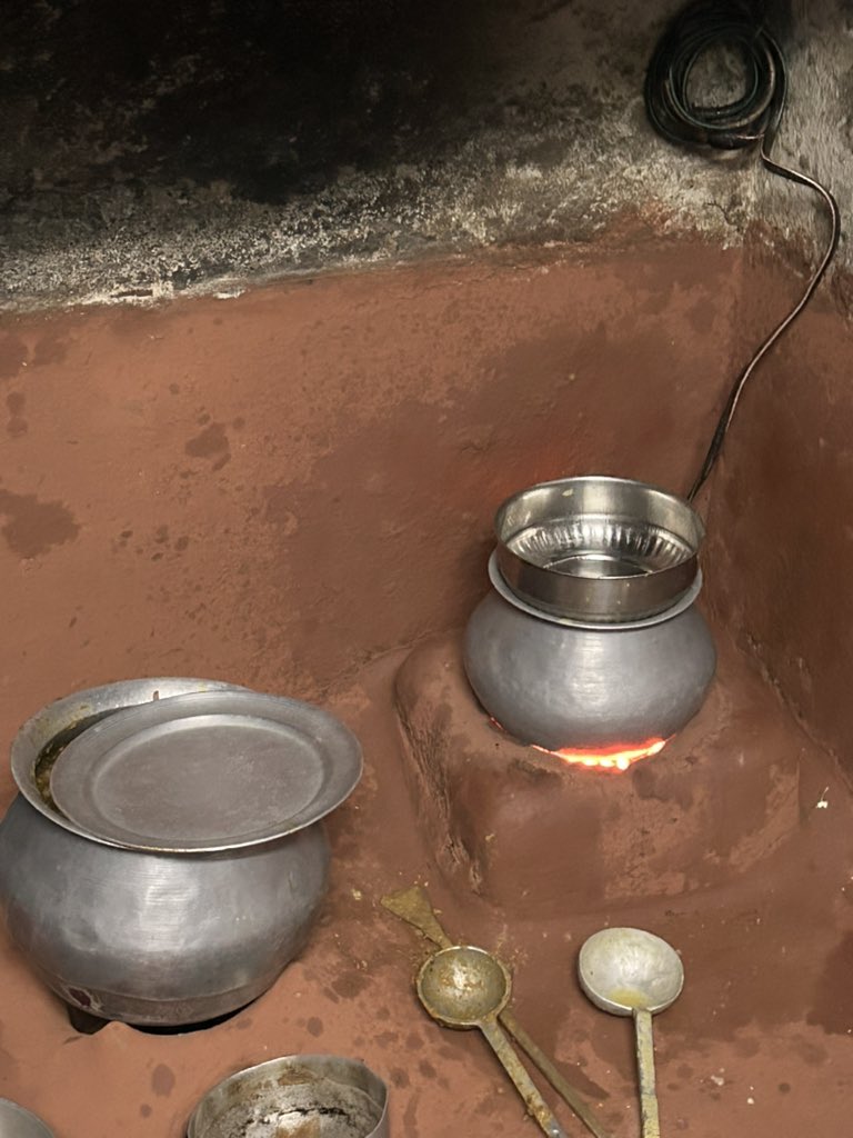 dashman207's tweet image. Rarely we find this kitchen set up now a days . There will be 2 chulhas: one wooden and the other electric heater for instant burn/use. 

#RuralOdisha