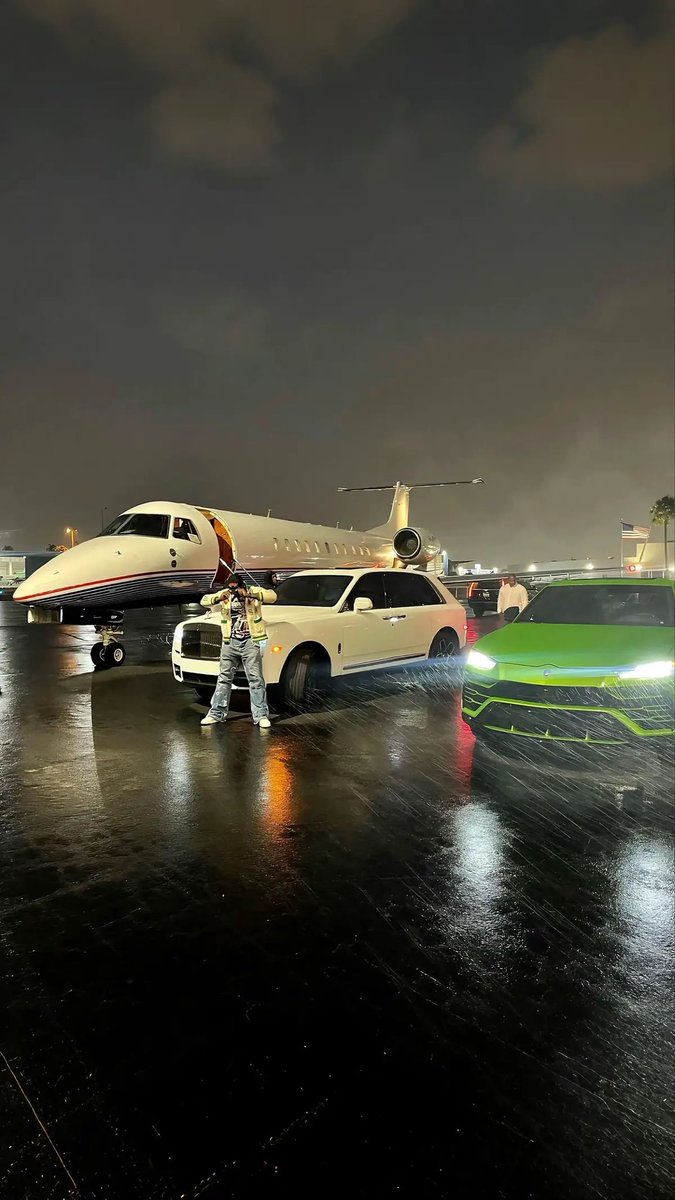 alukyi's tweet image. Not tweeting till i recreate this pic📸 with "A L U K Y I" plates on both cars🧶