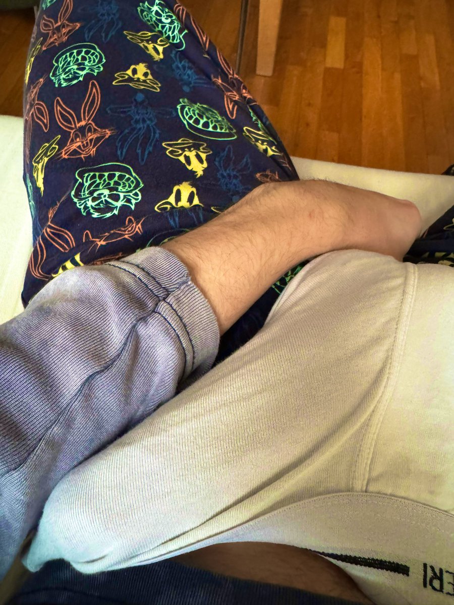 Chilling with a fucking non-stop boner🥵

#hugecock #bigcock #solo #underwear