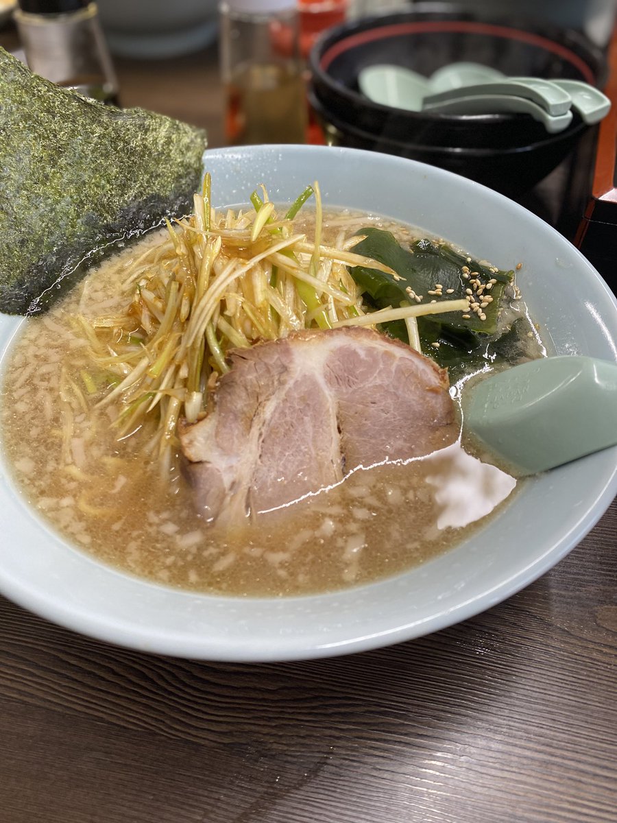 w960phoenix's tweet photo. #長文注意⚠️
ラーメンショップ◯ｲﾋ 市原山木本店
ネギラーメン 750円
ネギ丼 250円

3〜4杯けど仕事終わりに気持ち良く呑んだもんで、帰宅後即撃沈😴
すっかり夜なって起きた😆

オレが「ラーショ(ｲﾋ)行く」って言ったらあの専務が😦

『俺も行くよ‼️‼️‼️』

遠いのに即答だもの😳
浅草開化楼自体に好かれてる、オレのポンヨウ福たけです🫰

出発前にはマガミ@n1m17m4r24h2y31 と2人で「今日は未食の味噌とチャーハンにすっか」なんて言ってたんだけど、結局毎回お決まりにしちゃうのがオレだし、#次は分からんけど
その店の魅力であり、惹きってもんです😌

オレと専務を筆頭に、ゲストの@po_meMin も加えた総勢10名で襲撃🤨
15時前の暇な時間狙って行ったつもりだったのにさ、

駐車場ほぼ満車😲店内ド満席の暫し待ちってよ😳😳😳‼️

オレら身内からしたら、

腹ペコだったのも忘れ、

全員感動ですわ😭😭😭

幸せすぎる時間だったね、最高だ。
オレの移動車は当然の エンドレスハマショー😎#浜田省吾さん
全員心打たれるというね✌️#もとい #たに違いない

こんな楽しい席で自分も呑みたかろうに…、
オレのこと気遣って往き帰り運転してくれたマガミ。
すっかり安心して一瞬居眠りも出来たよ😪
ホントにありがとう、お疲れさま👏

そんなカラスは明日、休みです😆😆😆