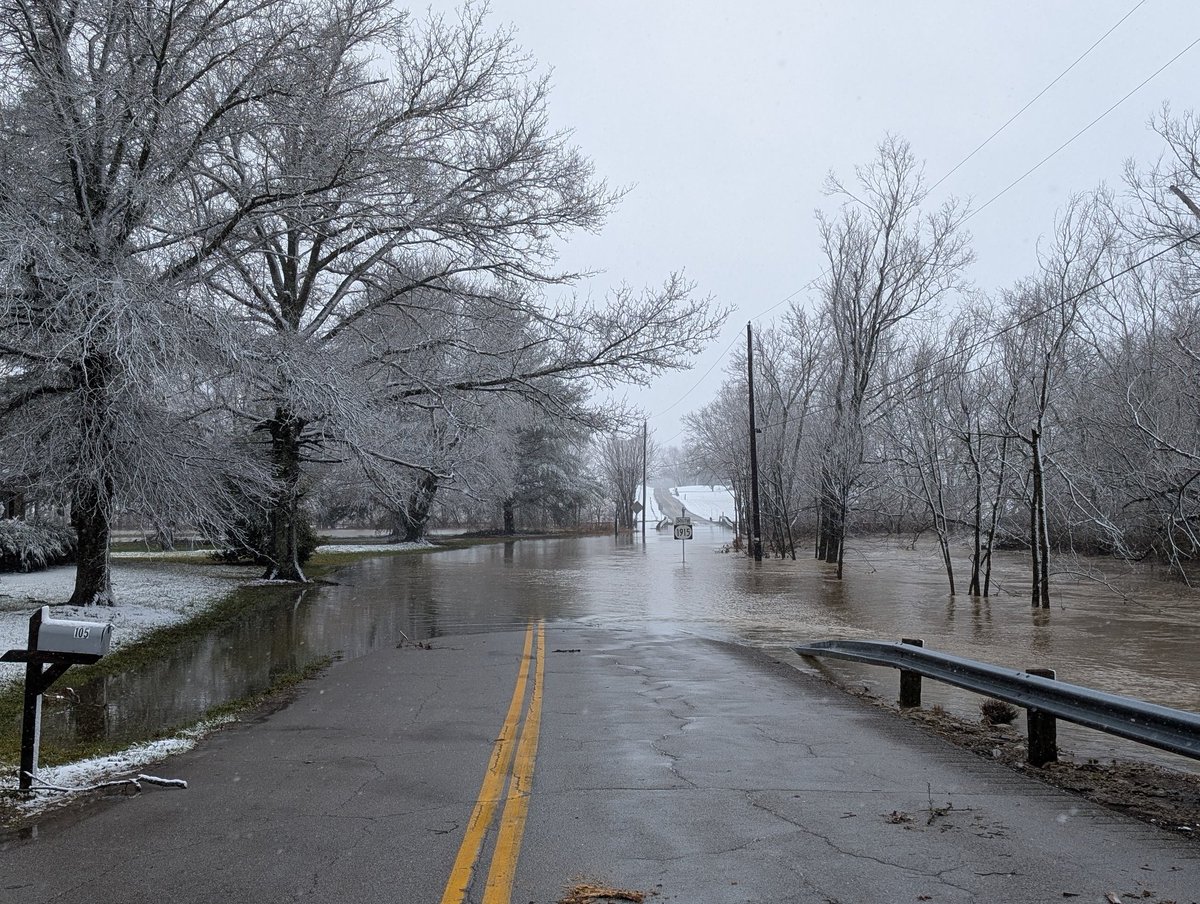 tystorm101's tweet photo. Severe Flooding Issues continues along the Salt River in Mercer County South and West of Harrodsburg KY. Highway 68 and 1915 are still closed. #kywx @Kentuckyweather @jloganwxguy @NWSLouisville https://t.co/JPWgZsWagA