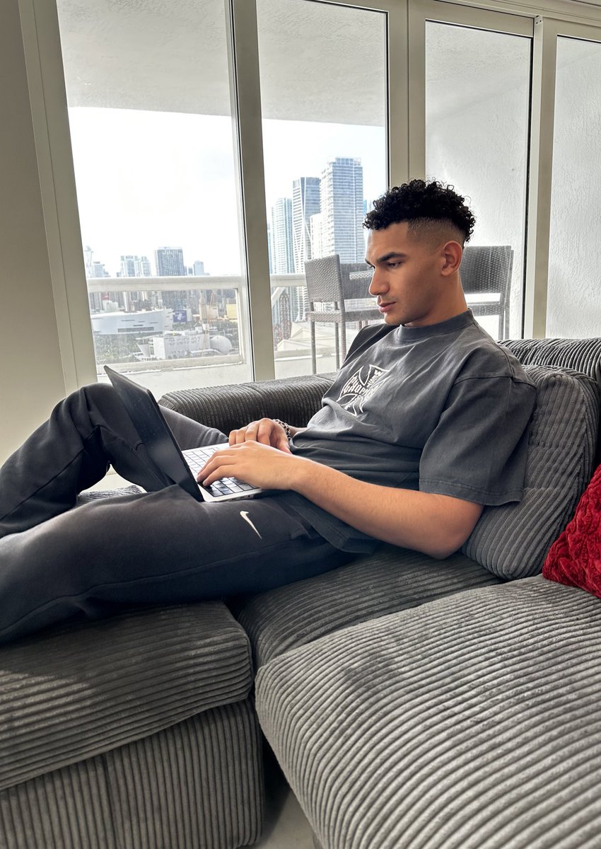 Atitty's tweet image. Gm Friends 🖤

Back to the reply grind