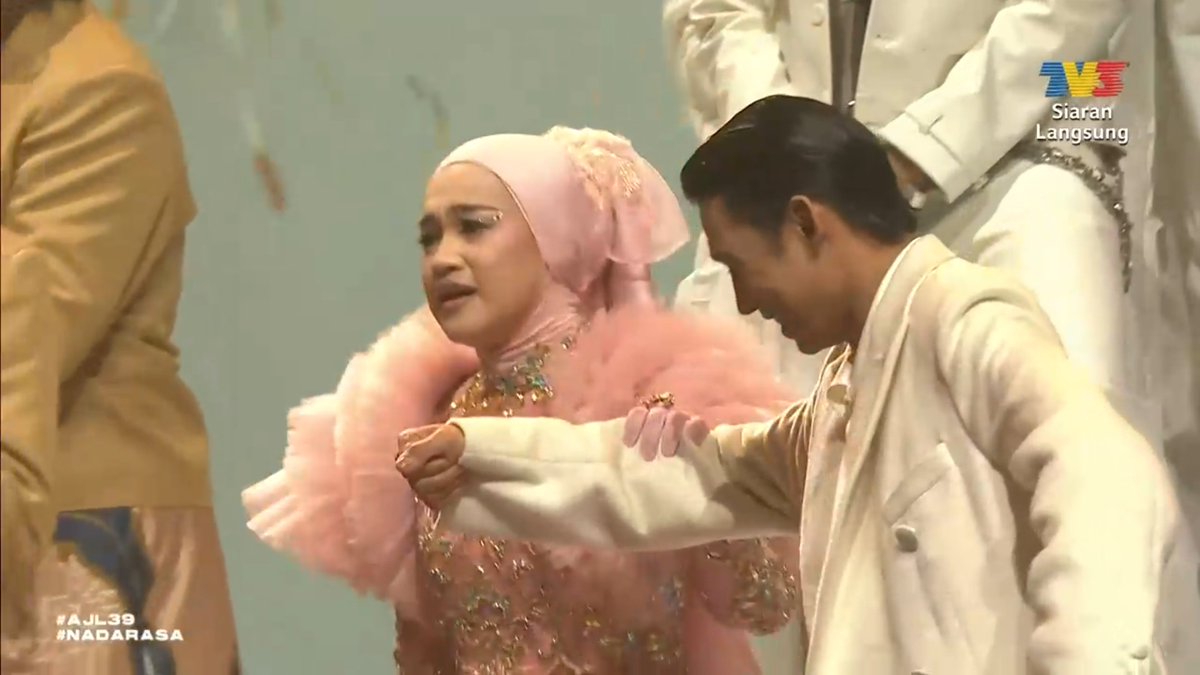 craigansibin's tweet photo. Vokal Terbaik: Ernie Zakri - Aura

#AJL39 #NadaRasa https://t.co/k7HAGL8iDy