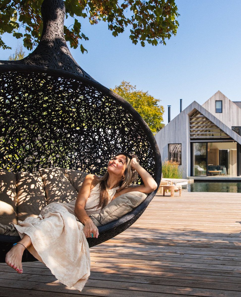 Encompassco's tweet photo. Enjoy the coming warmer days, the buzzing insects🐝&amp; gently swaying grasses from the deep comfort &amp; dappled shade of Bios Hide luxury swing seat

https://t.co/TFDhOABowL

#LuxuryOutdoorLiving
#OutdoorLuxury
#GardenDesignUK
#InteriorDesignUK
#ModernGardens
#GardenChic
#GardenArt https://t.co/TQlraoNvY4