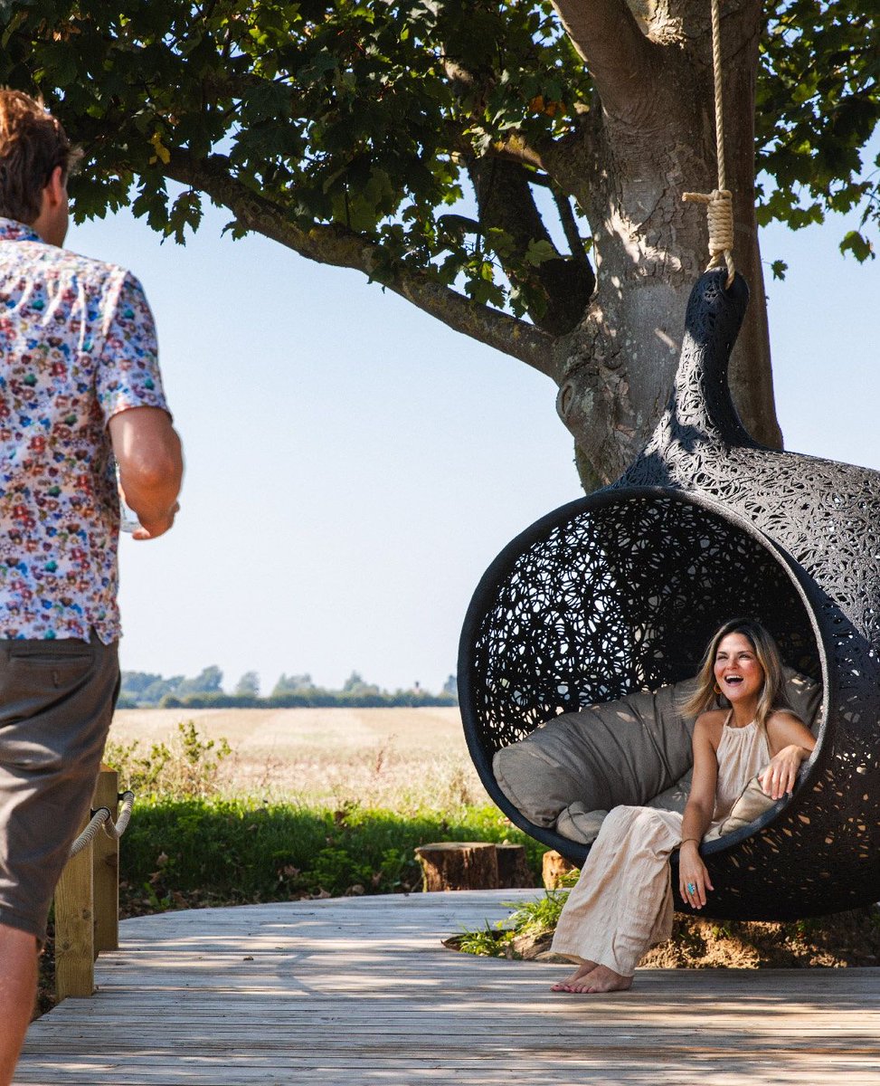 Encompassco's tweet photo. Enjoy the coming warmer days, the buzzing insects🐝&amp; gently swaying grasses from the deep comfort &amp; dappled shade of Bios Hide luxury swing seat

https://t.co/TFDhOABowL

#LuxuryOutdoorLiving
#OutdoorLuxury
#GardenDesignUK
#InteriorDesignUK
#ModernGardens
#GardenChic
#GardenArt https://t.co/TQlraoNvY4